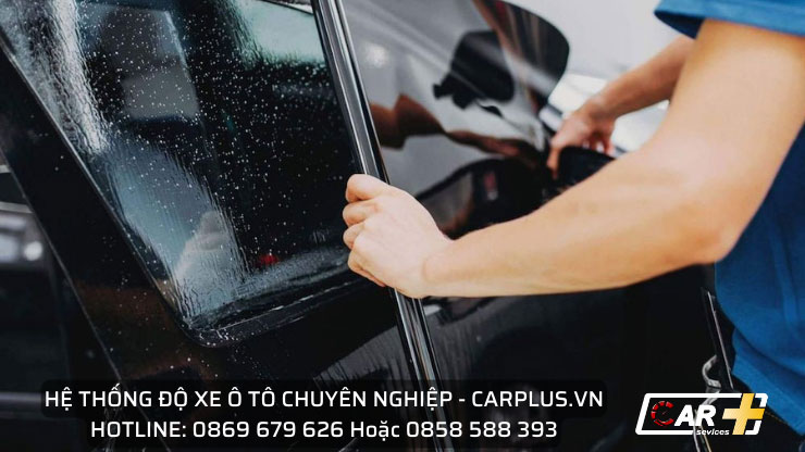 Đo đạc diện tích mặt kính cần dán để chuẩn bị phim cách nhiệt có kích thước phù hợp
